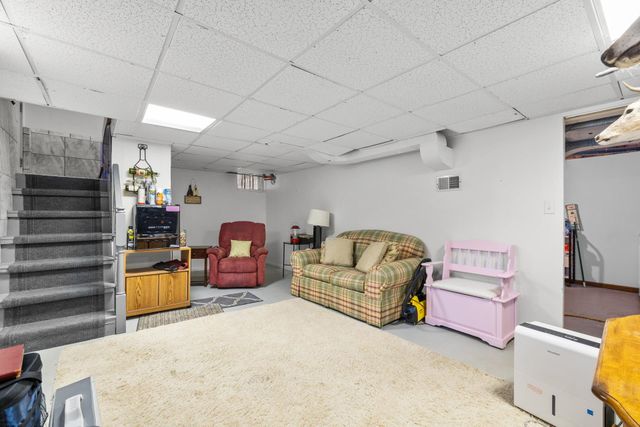 709 NE 9th St, Minot, ND 58703