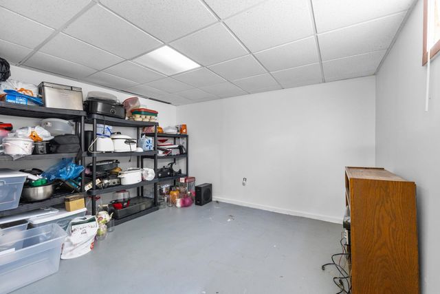 709 NE 9th St, Minot, ND 58703