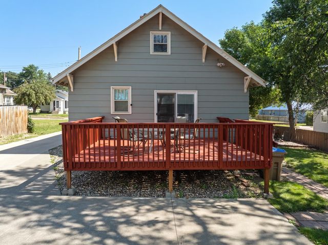 709 NE 9th St, Minot, ND 58703