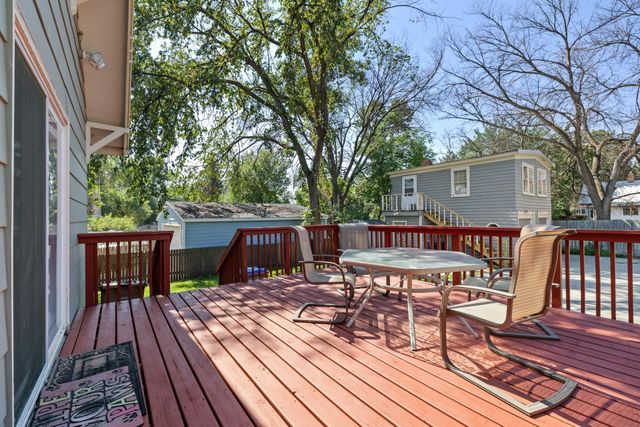 709 NE 9th St, Minot, ND 58703