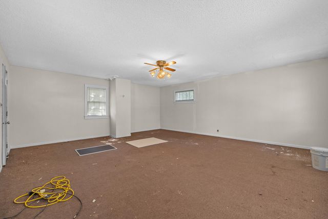 709 NE 9th St, Minot, ND 58703