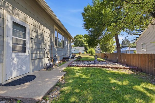 709 NE 9th St, Minot, ND 58703