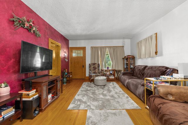 709 NE 9th St, Minot, ND 58703