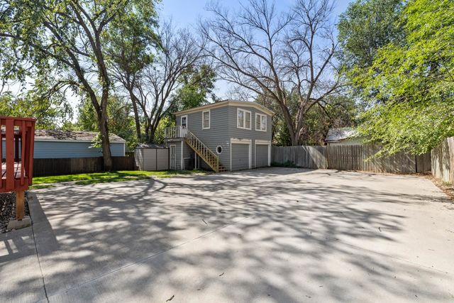 709 NE 9th St, Minot, ND 58703