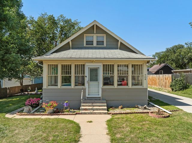 709 NE 9th St, Minot, ND 58703