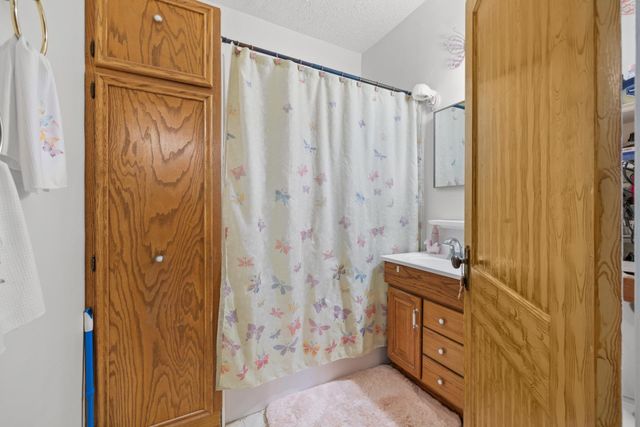 709 NE 9th St, Minot, ND 58703