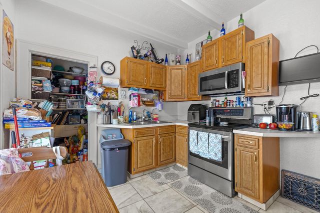 709 NE 9th St, Minot, ND 58703