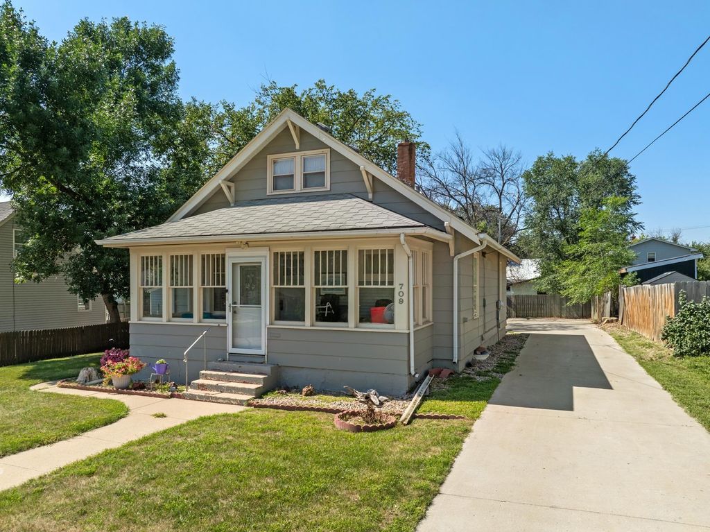 709 NE 9th St, Minot, ND 58703