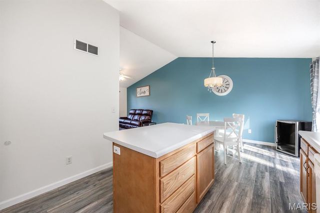 2018 Woodstream Drive, O'fallon, IL 62269