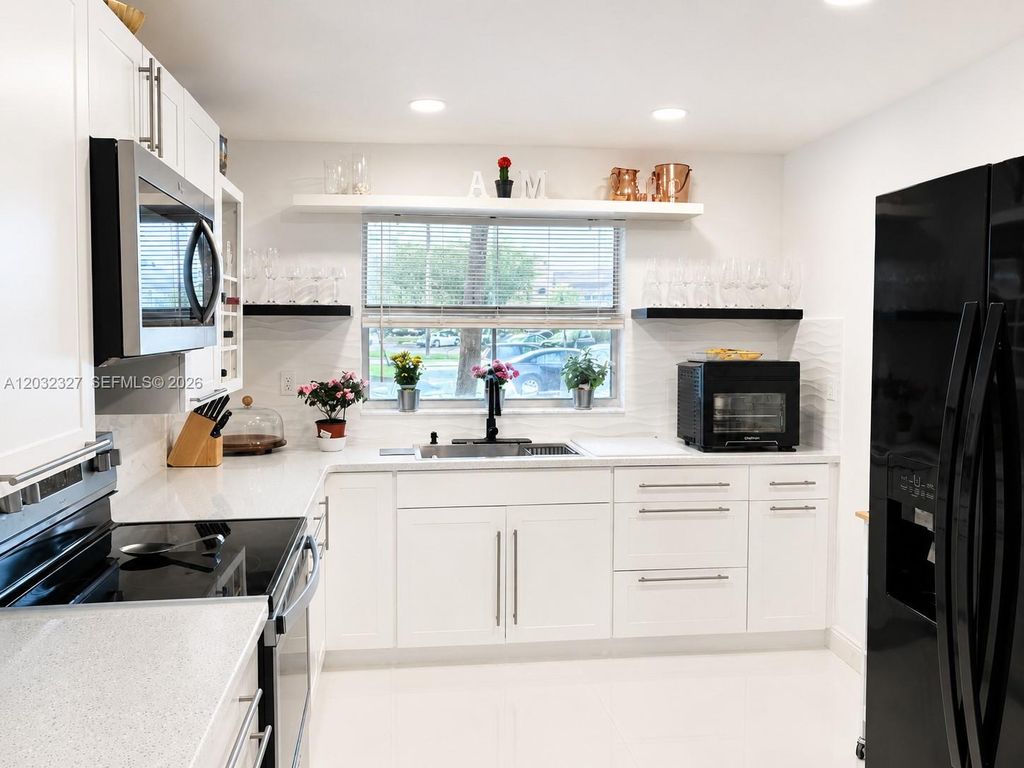 9241 Sunrise Lakes Boulevard 109, Sunrise, FL 33322