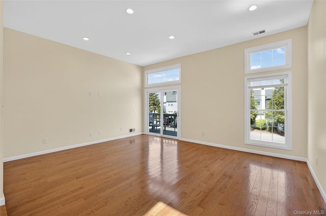 215 Summit Way, Syosset, NY 11791