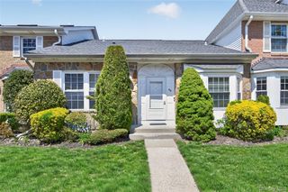 215 Summit Way, Syosset, NY 11791