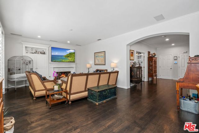 186 Royal London Court, Lake Sherwood, CA 91361