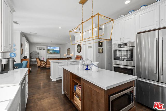 186 Royal London Court, Lake Sherwood, CA 91361