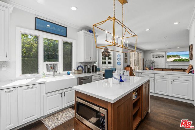 186 Royal London Court, Lake Sherwood, CA 91361