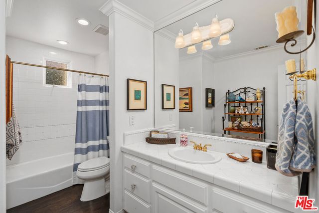 186 Royal London Court, Lake Sherwood, CA 91361