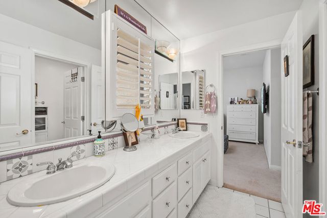 186 Royal London Court, Lake Sherwood, CA 91361