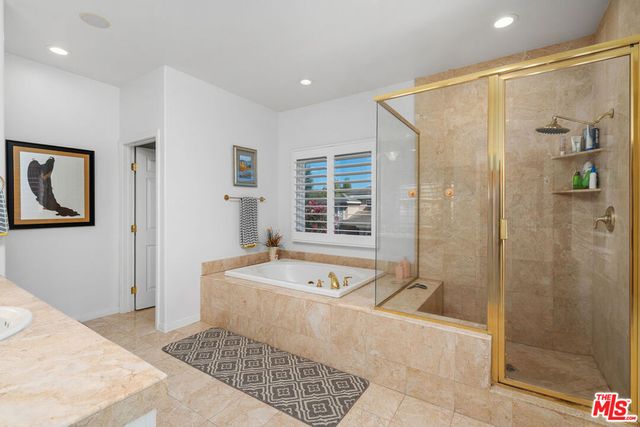 186 Royal London Court, Lake Sherwood, CA 91361