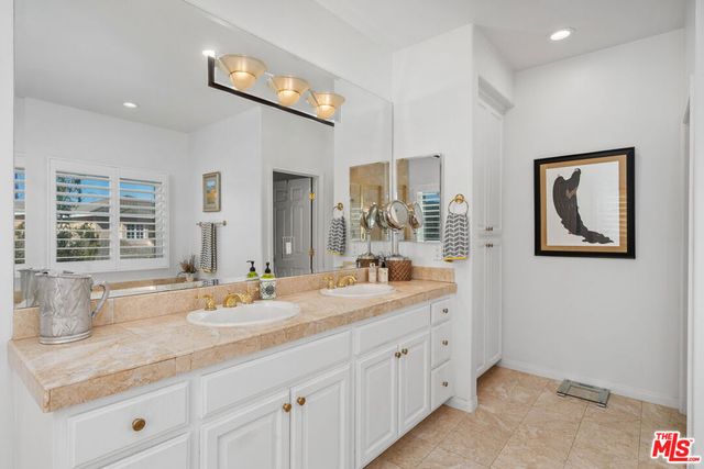 186 Royal London Court, Lake Sherwood, CA 91361