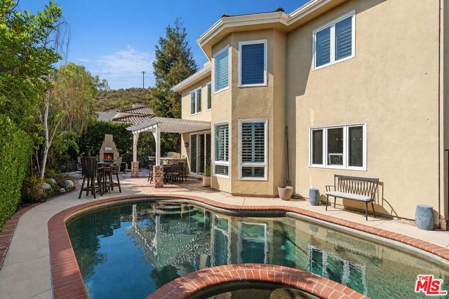 186 Royal London Court, Lake Sherwood, CA 91361