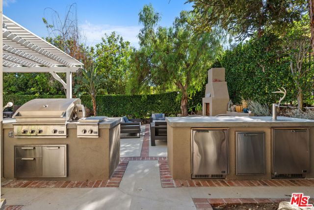 186 Royal London Court, Lake Sherwood, CA 91361
