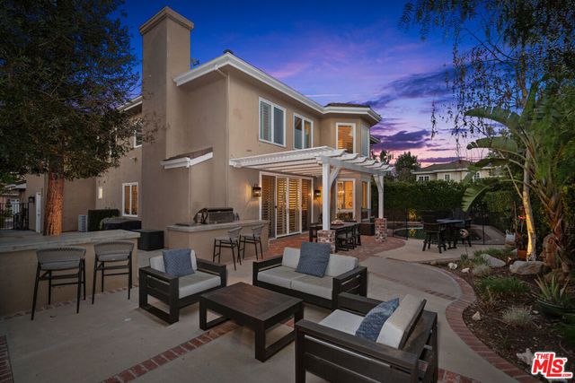 186 Royal London Court, Lake Sherwood, CA 91361