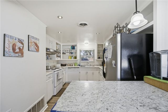 1321 Jenkins St, Rockport, TX 78382