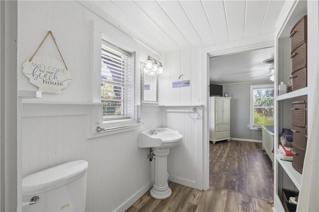 1321 Jenkins St, Rockport, TX 78382