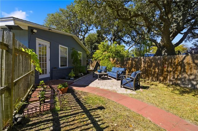 1321 Jenkins St, Rockport, TX 78382