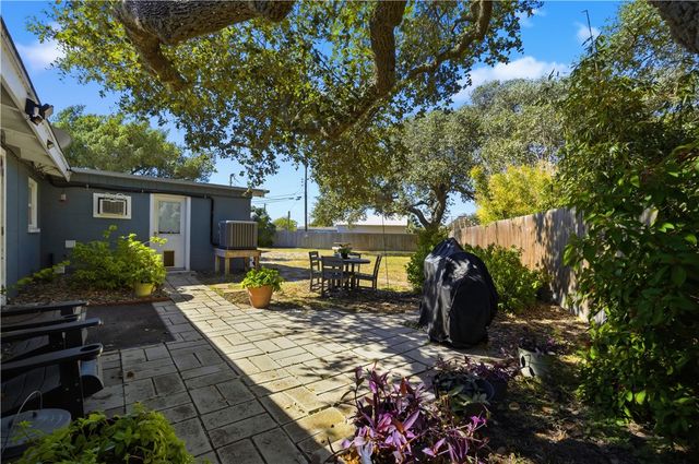 1321 Jenkins St, Rockport, TX 78382