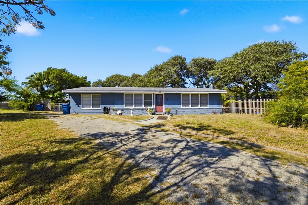 1321 Jenkins St, Rockport, TX 78382