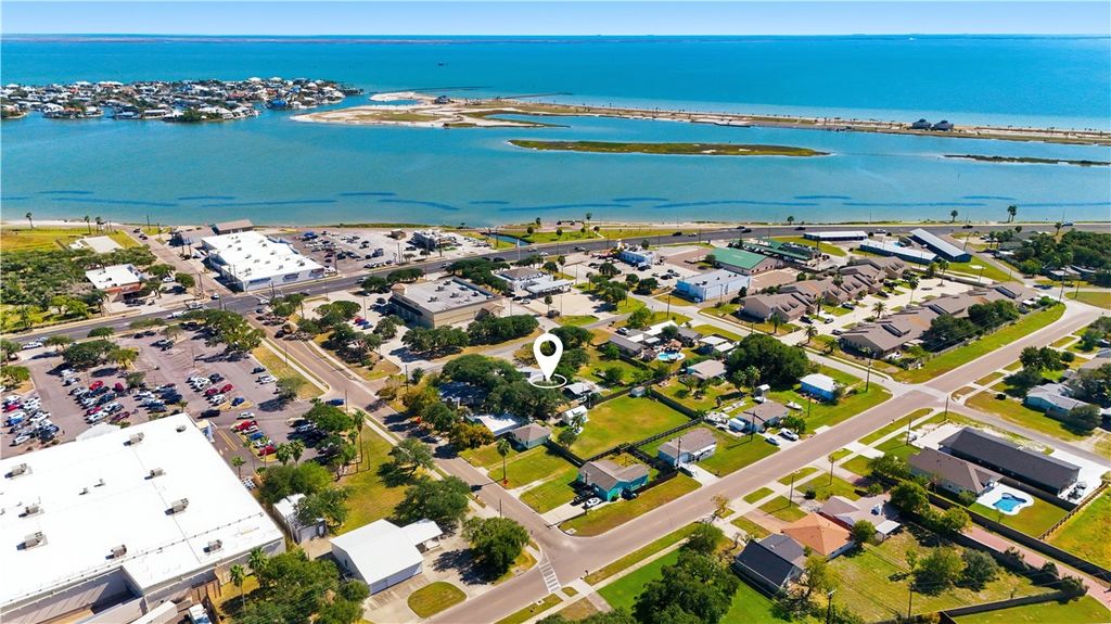 1321 Jenkins St, Rockport, TX 78382 — photo 2