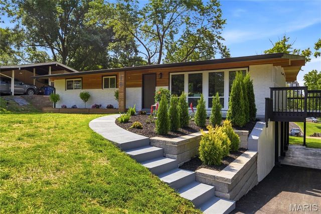 16 Stoney View Lane, St Louis, MO 63146