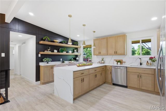 16 Stoney View Lane, St Louis, MO 63146