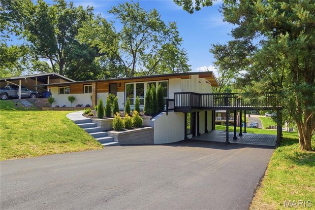 16 Stoney View Lane, St Louis, MO 63146