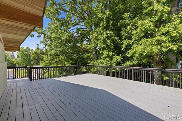 16 Stoney View Lane, St Louis, MO 63146