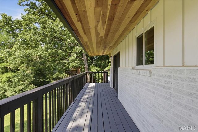 16 Stoney View Lane, St Louis, MO 63146