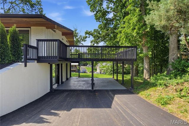 16 Stoney View Lane, St Louis, MO 63146