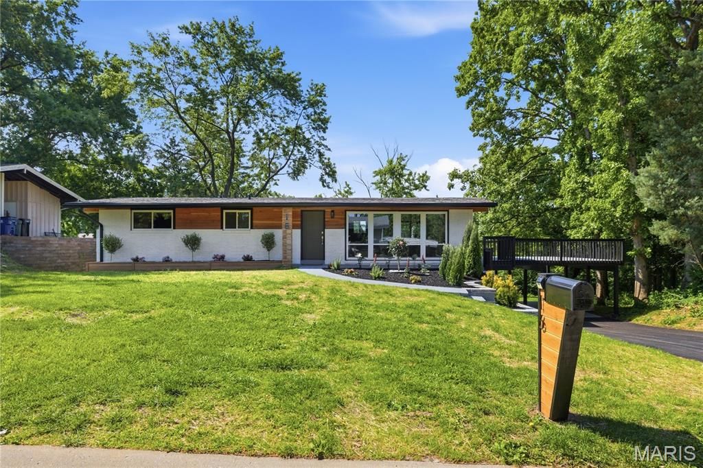 16 Stoney View Lane, St Louis, MO 63146