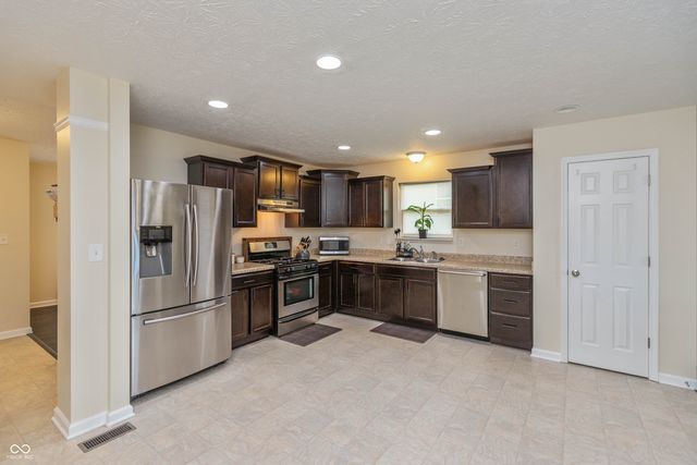 8842 Benjamin Lane, Avon, IN 46123