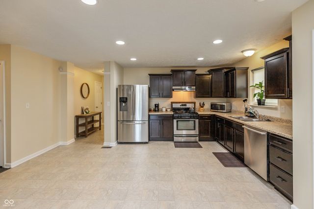 8842 Benjamin Lane, Avon, IN 46123