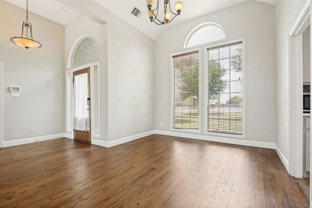 1320 E Highland Road, Waxahachie, TX 75167
