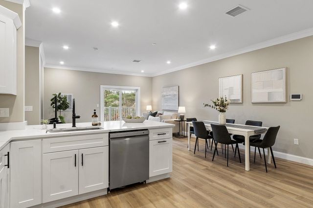 10100 S Willow St Unit 213, Manchester, NH 03103