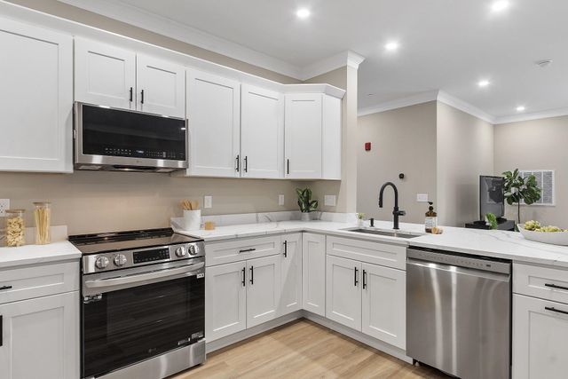 10100 S Willow St Unit 213, Manchester, NH 03103