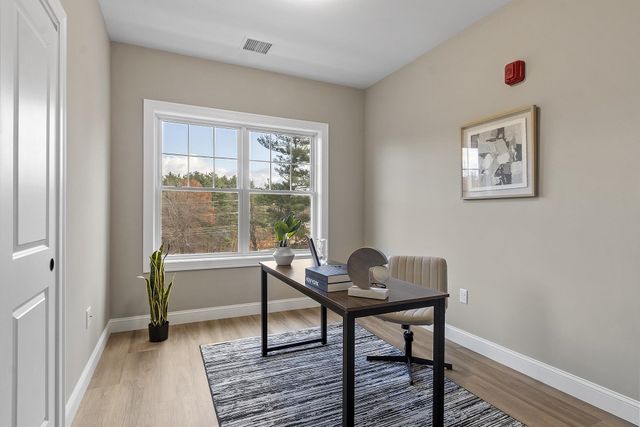 10100 S Willow St Unit 213, Manchester, NH 03103