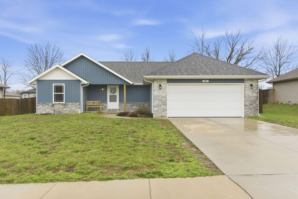 208 E Seminole Street, Strafford, MO 65757