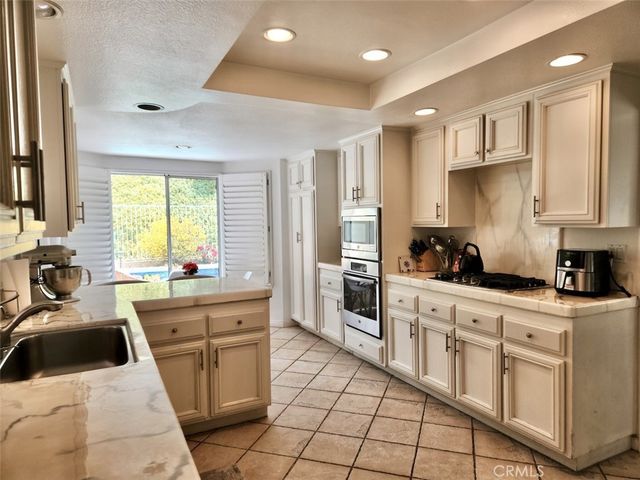 24718 Calle Serranona, Calabasas, CA 91302