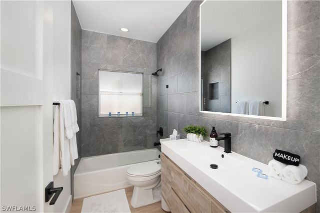 823 96th AVE N, Naples, FL 34108