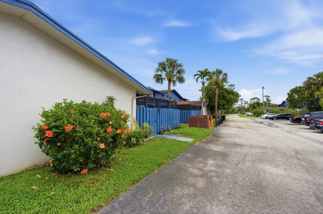 4702 Holly Lake Drive, Greenacres, FL 33463