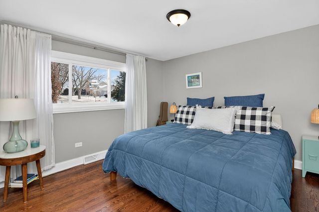 404 Lawrence Avenue, Glen Ellyn, IL 60137